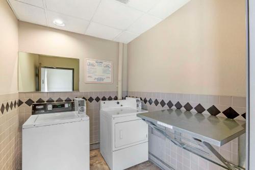 Comfort Inn West Phoenix at 27th Ave and I-I0 - image 13