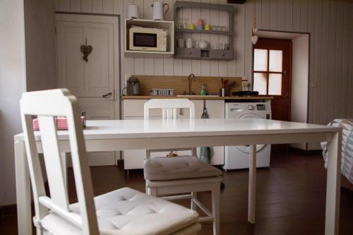 virtuve, La maison d'en face a cozy guesthouse in Pont-et-Massene