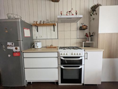 virtuve, La maison d'en face a cozy guesthouse in Pont-et-Massene
