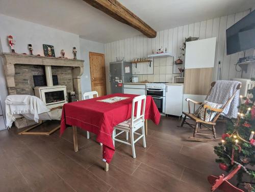 virtuve, La maison d'en face a cozy guesthouse in Pont-et-Massene