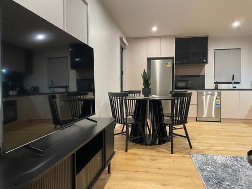 Luxury 2 Bed Near ARA, Stadium and CBD With Parking in Phillpstown