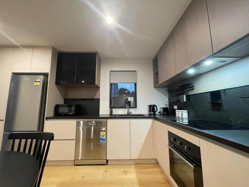 Luxury 2 Bed Near ARA, Stadium and CBD With Parking in Phillpstown