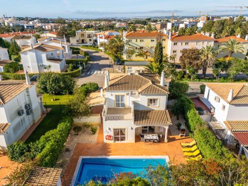 Villa Oasis, Piscina, Jacuzzi, Ténis e Praias!