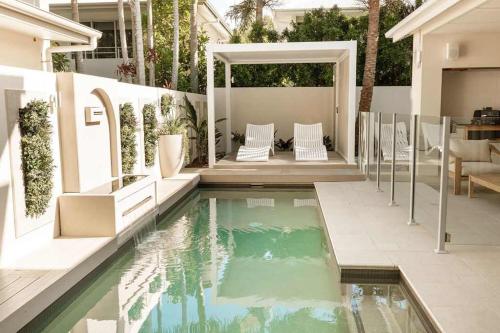 Whitehaven - 100m to Beach, Private Pool – khách sạn tại Bãi Biển Coolum