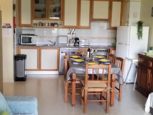 Kitchen, Garden and Pool Vilamarachique in Delgadas