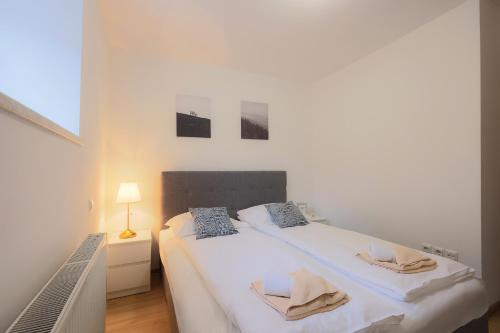 2 bedrooms, 3 beds