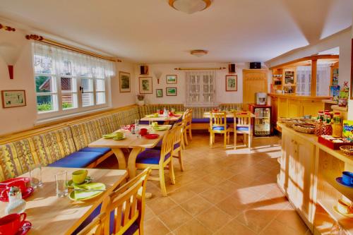Chalet Schafer s vyhrivanym bazenem se slanou vodou a saunou in Harrachov