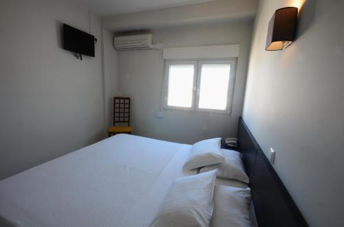 Guest House Boliqueime Set in a prime location of Boliqueime, Guest House Boliqueime puts everything the city has to offer just outside your doorstep. Offering a variety of facilities and services, the property provides all