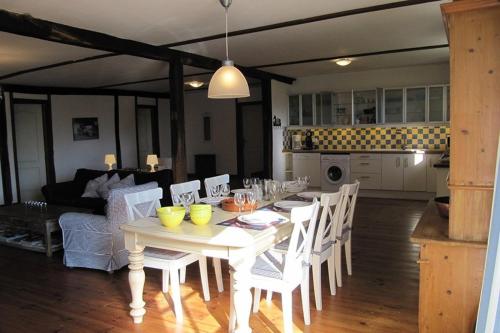 Château de Servanches - Gîtes 20 personnes - Dordogne - Piscine (Chateau de Servanches - Gites 20 personnes - Dordogne - Piscine) in Servanches