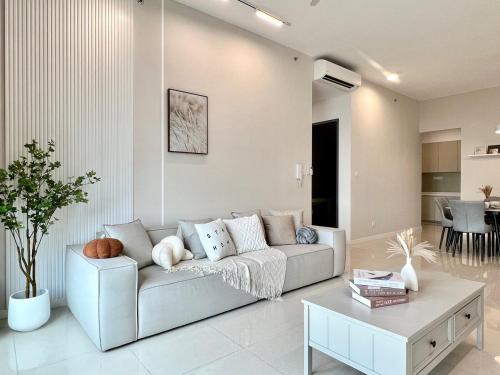 3BR-Creamy-Paradigm Residence by Guesthouse-6-8Pax