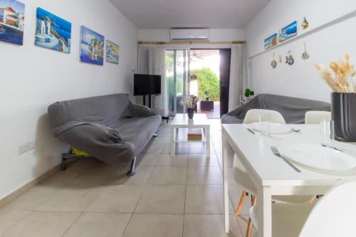 Seadmed, Large Veranda 2BR Walk to Beach in Paralimni