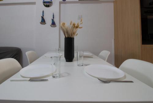 Seadmed, Large Veranda 2BR Walk to Beach in Paralimni