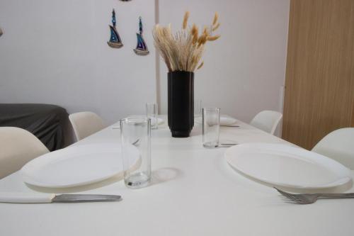 Seadmed, Large Veranda 2BR Walk to Beach in Paralimni