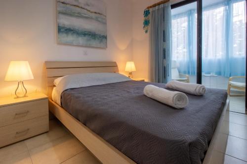 Large Veranda 2BR Walk to Beach in Paralimni