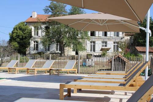 Château de Servanches - Gîtes 20 personnes - Dordogne - Piscine (Chateau de Servanches - Gites 20 personnes - Dordogne - Piscine) in Servanches