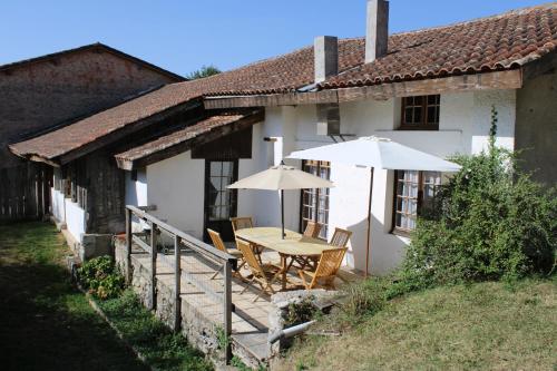 Château de Servanches - Gîtes 20 personnes - Dordogne - Piscine (Chateau de Servanches - Gites 20 personnes - Dordogne - Piscine) in Servanches