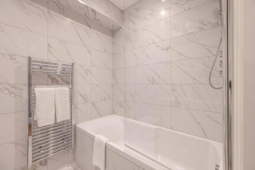 Garden Flat - 2 Bed 2 Bath - Allocated Parking - By Tempstay, Windsor (foto 5)
