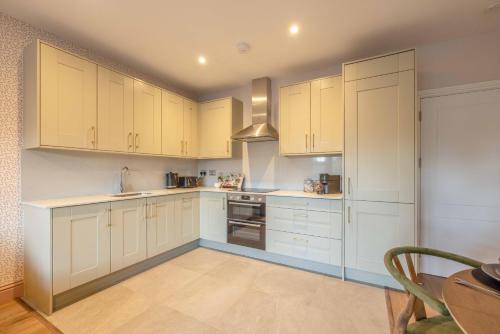 Garden Flat - 2 Bed 2 Bath - Allocated Parking - By Tempstay, Windsor (foto 4)