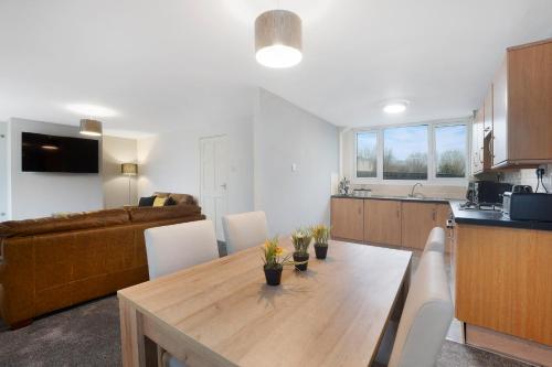 Konyha, NEW! 3BR in Traynor Square in Colburn