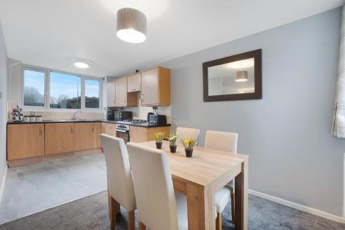 Létesítmények, NEW! 3BR in Traynor Square in Colburn