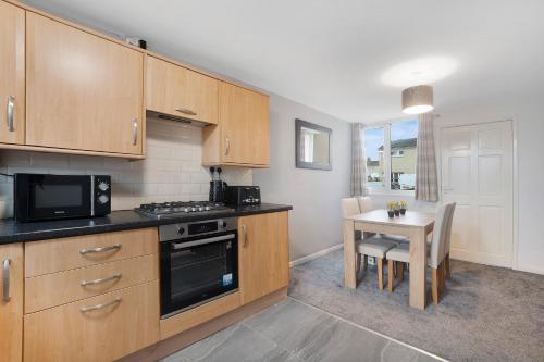 Konyha, NEW! 3BR in Traynor Square in Colburn