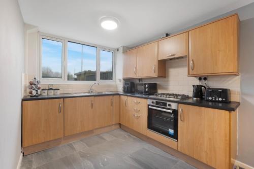 Konyha, NEW! 3BR in Traynor Square in Colburn