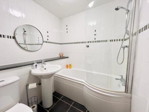 Sleek & Modern 2BR - Easy Access to City Centre, Glasgow (photo 8)