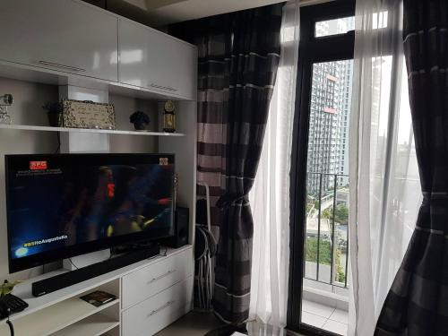 Araneta Cubao No Brown Outs 1BR Furnished Condo with Balcony free WiFi Netflix, Manila