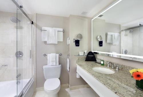 Premier King Room image 4