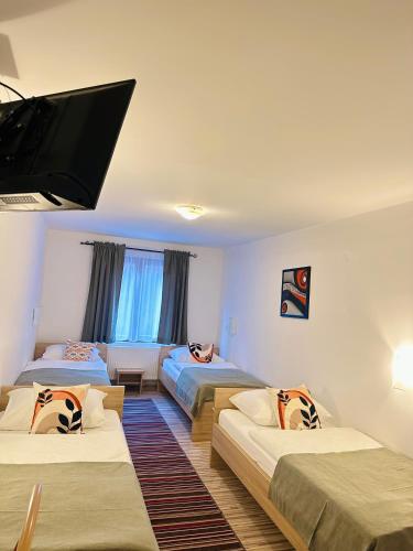 4 twin beds