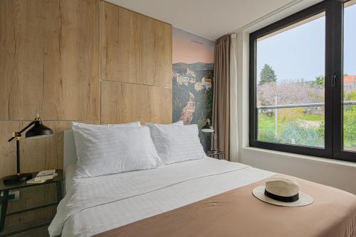 Classic Double Room with Balcony image 5