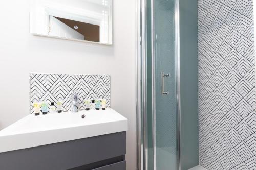 Classic Room with One Double Bed, One Single Bunkbed and Walk-In Shower - Non-Smoking room in The Clarence Gardens Hotel BW Signature Collection