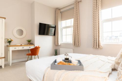 Classic Room with One Double Bed, One Single Bunkbed and Walk-In Shower - Non-Smoking image 3