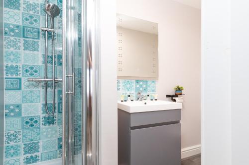 Classic Double Room with Walk-In Shower - Non-Smoking image 3