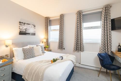 Classic Room with One Double Bed, One Single Bunkbed and Walk-In Shower - Non-Smoking image 2