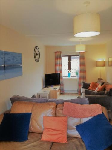 Riverside Cottage with free parking, overlooking the River Esk in Ruswarp