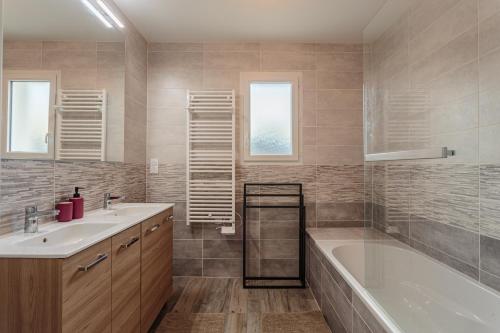 Fürdőszoba, Villa Kaino 1 - Climatisée avec jardin (Villa Kaino 1 - Climatisee avec jardin) in Ondres