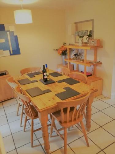 Facilities, Riverside Cottage with free parking, overlooking the River Esk in Ruswarp