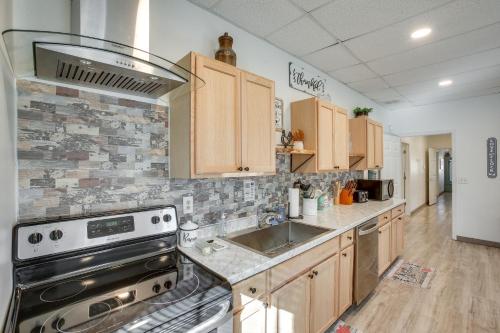 8 Mi to Kentucky Downs: Quiet Getaway w/ Patio in Portland (TN)