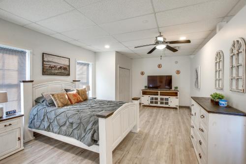 8 Mi to Kentucky Downs: Quiet Getaway w/ Patio in Portland (TN)