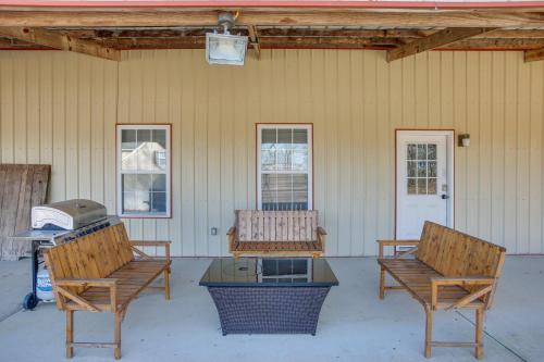 8 Mi to Kentucky Downs: Quiet Getaway w/ Patio in Portland (TN)