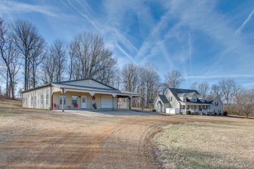 8 Mi to Kentucky Downs: Quiet Getaway w/ Patio in Portland (TN)