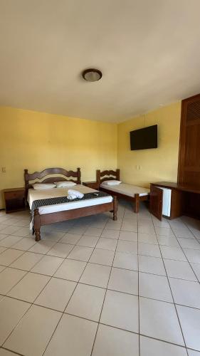 1 double bed, 2 twin beds
