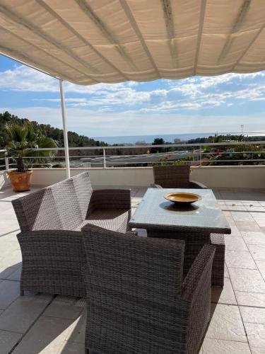 ระเบียง/ชานเรือน, Entire villa with pool, ocean & mountain views in กินต์ มาร์