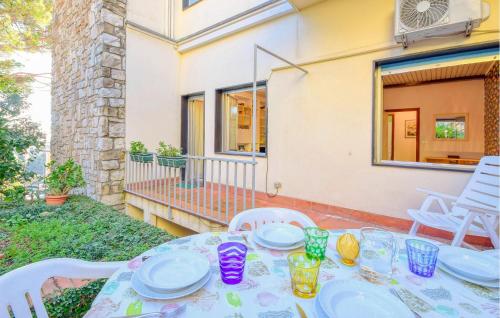 2 Bedroom Nice Apartment In Chiavari