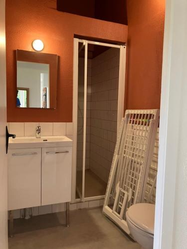 Vannas istaba, Maison une chambre Domaine Du Lac avec bain nordique in Montendre