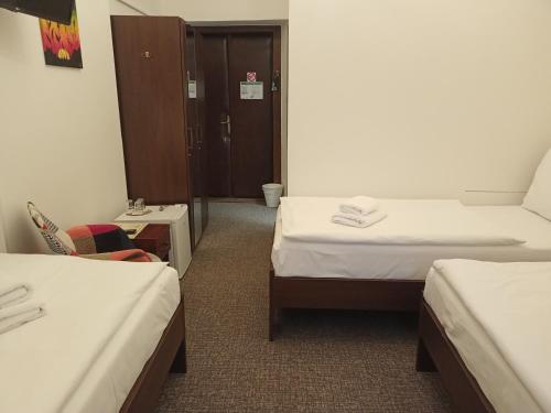 Triple Room with Bathroom image 10