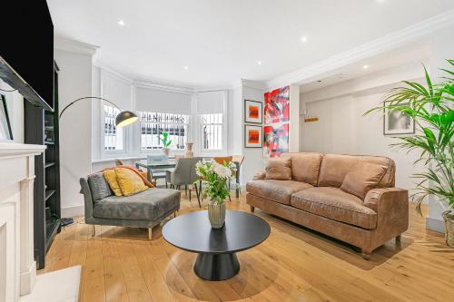 Central Large Stylish 2Beds 2Baths With Private Patio, Londres