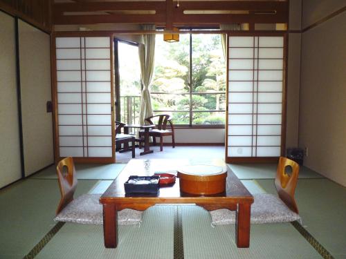 Yanagawa Hakuryuso Stop at Yanagawa Hakuryuso to discover the wonders of Fukuoka. The property has everything you need for a comfortable stay. Service-minded staff will welcome and guide you at Yanagawa Hakuryuso. Comfo