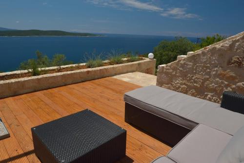 Erkély/terasz, Nautilus-Bay Steinhaus im Dorf von Zavala fur 2-7 Personen, 3 Schlafzimmer in Zavala